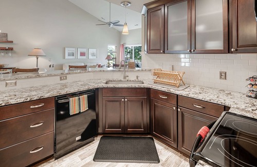 Cornelius Condo | Luxurious Waterfront Penthouse l Fun for Families & Long Stays