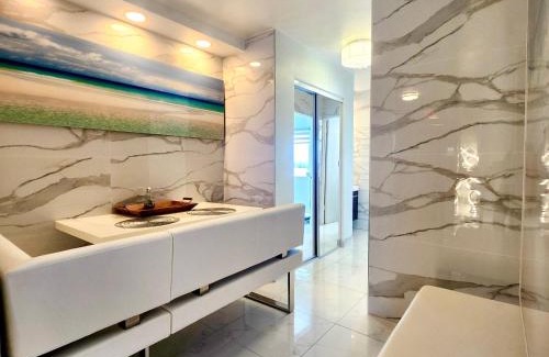 North Bay Village Apartment | Luxurious waterfront apartment with free parking 5min drive to Miami Brach