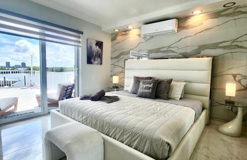 North Bay Village Apartment | Luxurious waterfront apartment with free parking 5min drive to Miami Brach