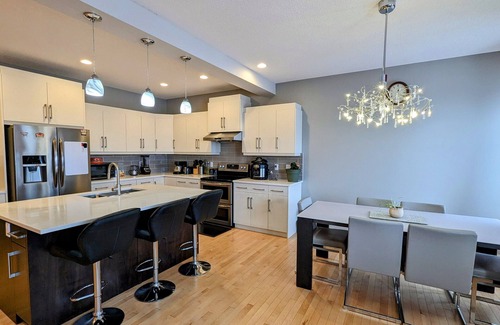 Cochrane House | Luxurious with Firepit, BBQ, k/garden, Workspace