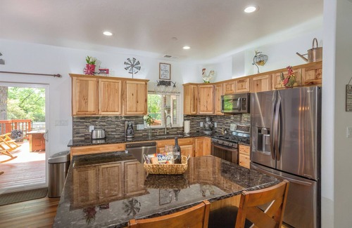 Mariposa House | Luxurious Yosemite Mountain Home , Spa, Pool, Miniature Ponies! and Gameroom