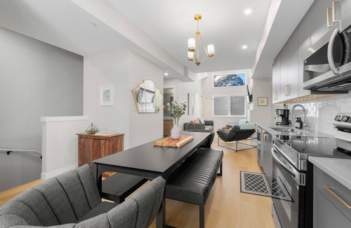 Harvie Heights House | Luxuriously Cozy 3-bedroom Townhouse in Harvey Heights - 2 min to Banff Gate