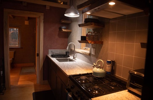 Trumansburg Cabin | Luxuriously Crafted Earthen FLX Cottage Retreat