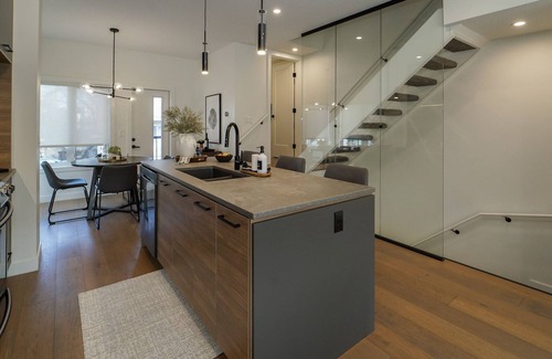 North Central Edmonton House | Luxuriously Designed | Garage & Free Parking | King Bed | DT View | Fast WIFI