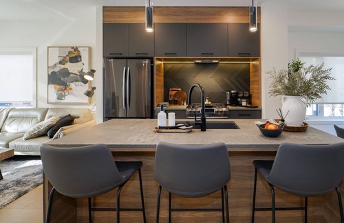 North Central Edmonton House | Luxuriously Designed | Garage & Free Parking | King Bed | DT View | Fast WIFI