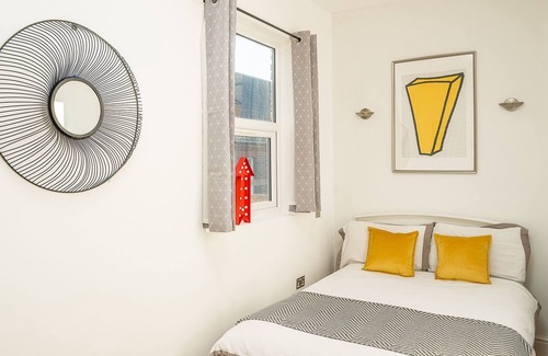 Streatham Hill House | Luxuriously presented 2 Bed Flat in Streatham Hill. Free parking outside.