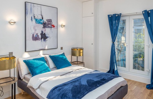 Streatham Hill House | Luxuriously presented 2 Bed Flat in Streatham Hill. Free parking outside.