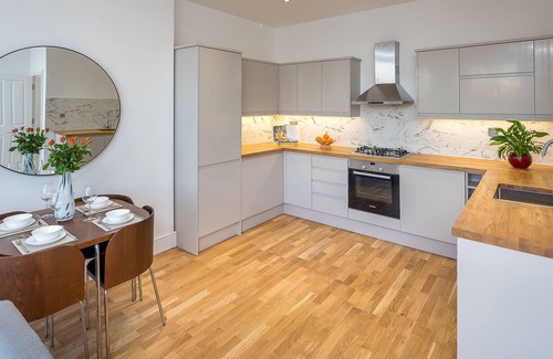 Streatham Hill House | Luxuriously presented 2 Bed Flat in Streatham Hill. Free parking outside.