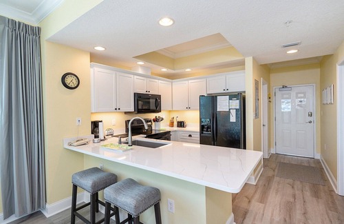 Ono Island Condo | Luxuriously renovated! 2BR/2BA Western Sunset Corner+2 King Beds! Sleeps 6.
