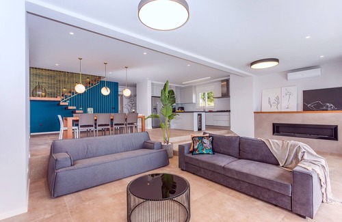 Kastel Gomilica Villa | Luxurius Villa Aria with heated 45sqm pool, jacuzzi and seaview