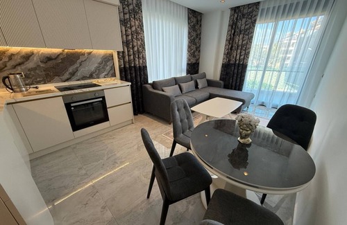 Tosmur Belediyesi Apartment | Luxury 1+1 Bedroom Apartment in Alanya 5 Min Walk to Beach Pool, Spa & Security