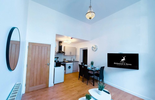 Pudsey Apartment | Luxury 1 bed apartment, sleeps 4, free parking.