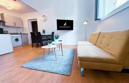 Pudsey Apartment | Luxury 1 bed apartment, sleeps 4, free parking.