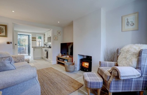 Great Massingham Cottage | Luxury 1 bed cottage with hot tub and log burner
