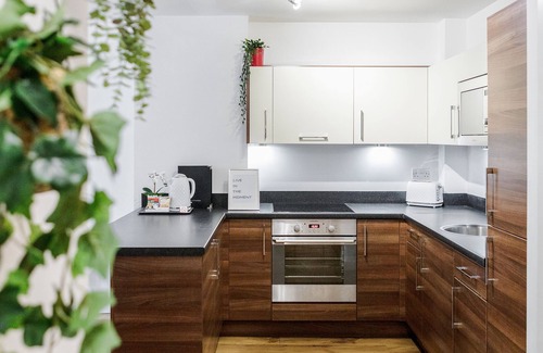 Hillingdon Condo | Luxury 1 Bed Flat close to Heathrow and M4.