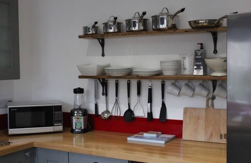 Bournemouth Apartment | LUXURY 1 BED FLAT WITH GARDEN - 2 MINS WALK TO RIVER - DOG FRIENDLY