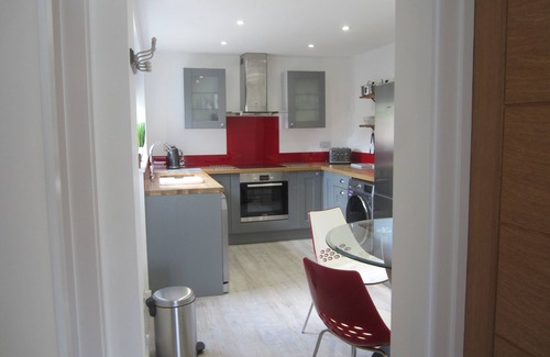 Bournemouth Apartment | LUXURY 1 BED FLAT WITH GARDEN - 2 MINS WALK TO RIVER - DOG FRIENDLY