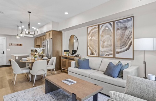 Dead Man's Flats Apartment | Luxury 1 Bed|Mountain Views |Heated Pool & Hot Tub