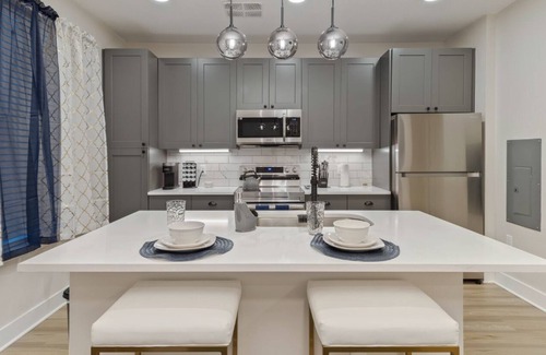 Gotha Apartment | Luxury 1 Bedroom Apartment close to Windermere & Wintergarden