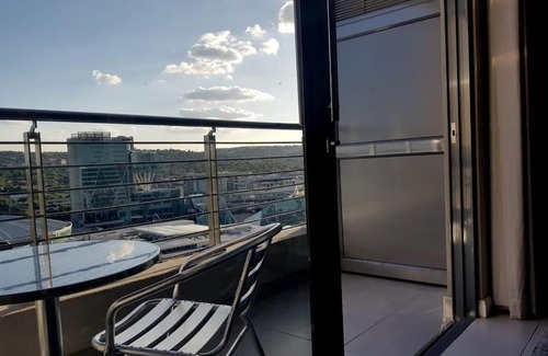 Menlyn Apartment | Luxury 1 bedroom apartment in vibrant Menlyn Maine