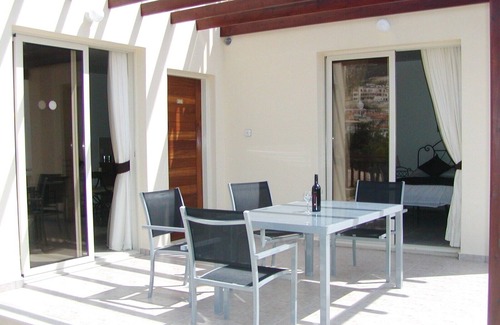 Peyia Town Apartment | Luxury 1 bedroom apartment (sleeps 4) with shared pool
