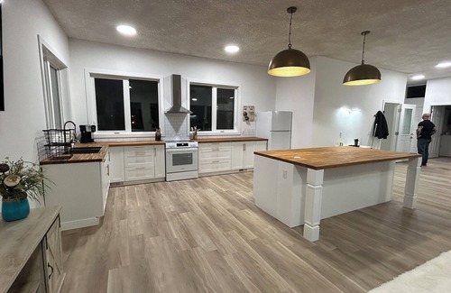 Alberta Beach Apartment | Luxury 1-bedroom corporate apartment with AC, WiFi in Alberta Beach