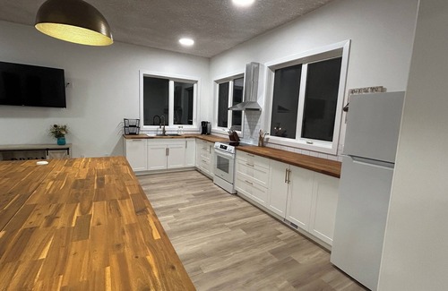 Alberta Beach Apartment | Luxury 1-bedroom corporate apartment with AC, WiFi in Alberta Beach