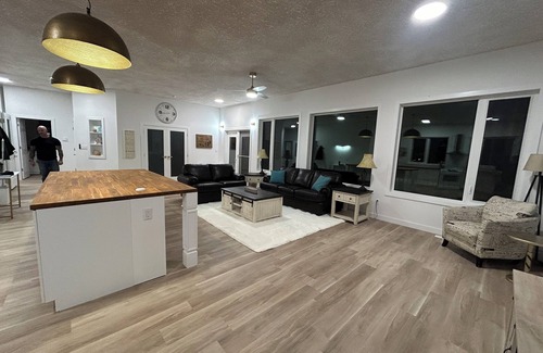 Alberta Beach Apartment | Luxury 1-bedroom corporate apartment with AC, WiFi in Alberta Beach