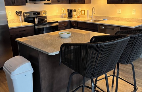 Stuart Condo | Luxury 1-bedroom Condo Downton Wifi, Balcony, Washer/Dryer, Full Kitchen