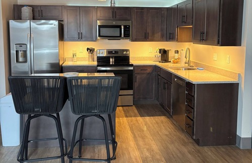 Stuart Condo | Luxury 1-bedroom Condo Downton Wifi, Balcony, Washer/Dryer, Full Kitchen