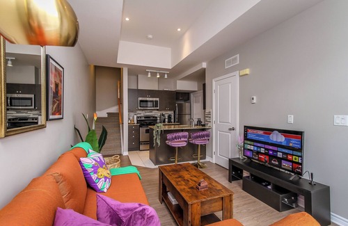 Ottawa Division House | Luxury 1 Bedroom, Free Parking, Close to the Airport