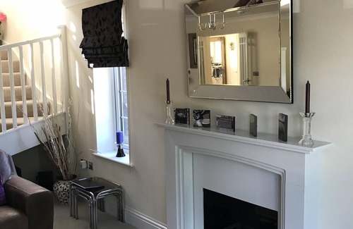 Wooburn Moor House | Luxury 1 Bedroom House with an Orangery kitchen and large lounge