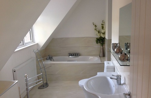 Wooburn Moor House | Luxury 1 Bedroom House with an Orangery kitchen and large lounge