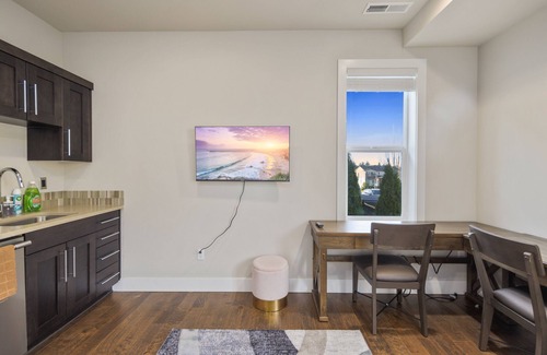 West Ridge House | Luxury 1-Bedroom guest suite with private entrance