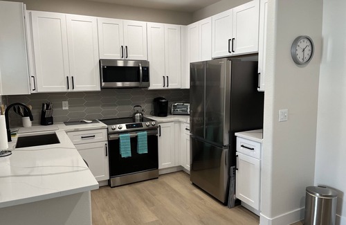Arrowhead Ranch Apartment | Luxury 1-Bedroom Retreat Near Sports Arenas for 4 people