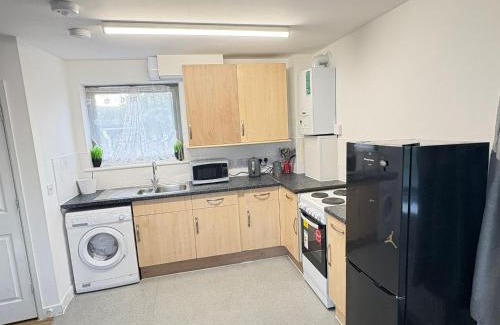 South Norwood Apartment | Luxury 1 Bedroom Urban Retreat with Private Balcony, Moments from Norwood Station & Crystal Palace FC