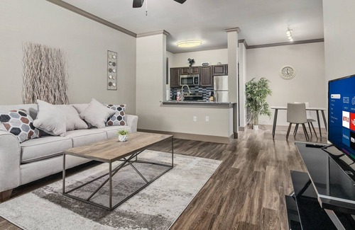 Grogan's Mill House | Luxury 1 Bedroom Apartment/GYM/Pool/Outdoor grill