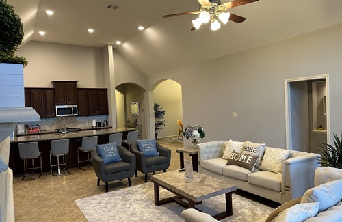 Lake Houston House | Luxury 1 story 3,272 SF. 12 miles from IAH airport