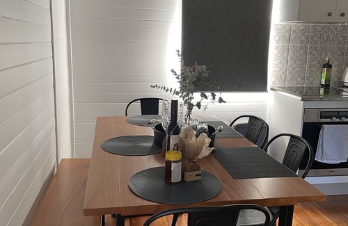 Mount Alford Cottage | Luxury 100yr old workers cottage close to wineries & wedding venues