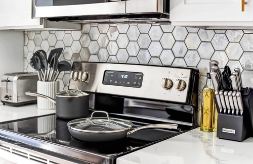 Park View House | Luxury 12-BR DC Mansion+Rooftop Patio | Sleeps 28