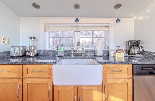 Gloucester Cottage | Luxury 1900's romantic retreat steps from the beach - King Suite!