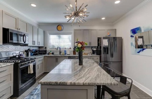 Vollintine-Evergreen House | Luxury 1930s Reno'd Cape Cod, ❤️ of Midtown, 🐾, EV 🔌