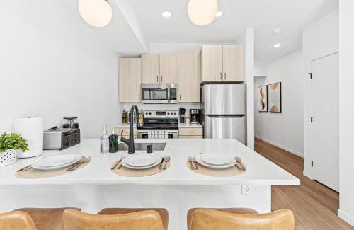St. Anthony West Apartment | Luxury 1BD Gym Rooftop Street Parking by DT UMN