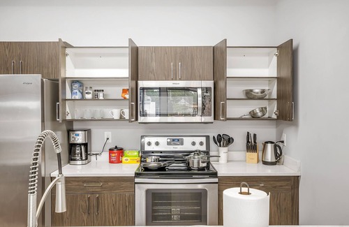 Dearborn Apartment | ★ Luxury 1BD Loft in Dearborn ★ Comfy Queen Bed & Free Parking | Near Detroit