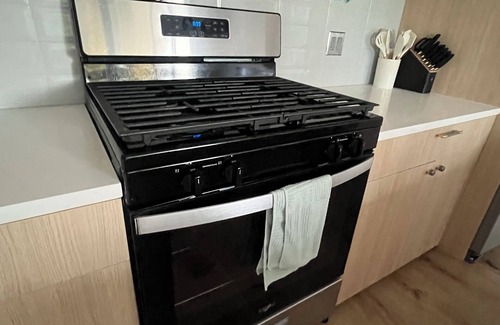 Dunning Apartment | Luxury 1BD residence w/parking. Gated and safe. 15 mins from O’Hara