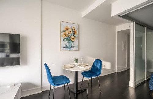 Bay Cloverhill Apartment | Luxury 1Bdr Condo in Downtown Toronto