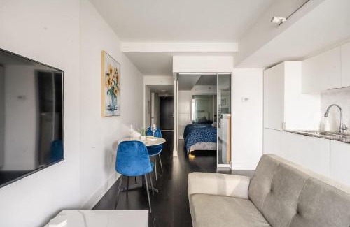 Bay Cloverhill Apartment | Luxury 1Bdr Condo in Downtown Toronto