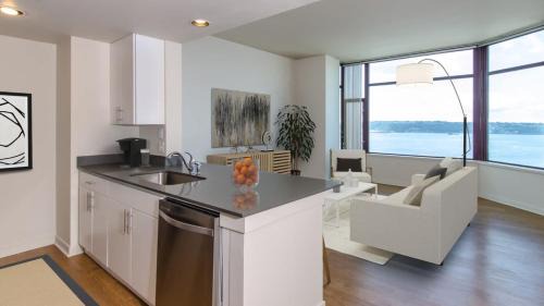 Downtown Seattle Apartment | Luxury 1Bedroom 1bath Ferris wheel Water Views