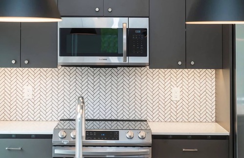 Redmond Apartment | Luxury 1Bedroom 1Bath Heart of Redmond Maymoore Park