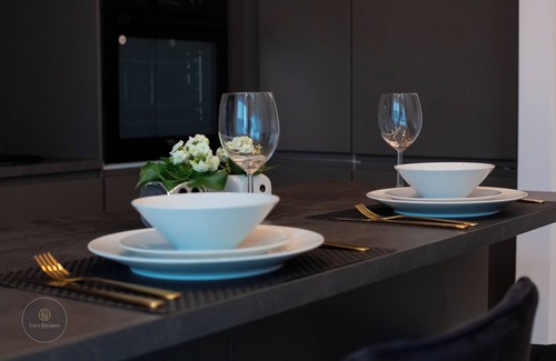 Sector 2 Apartment | Luxury 1BR Duplex Sleeps 4, Near Promenada Mall, 75” TV, Fast WiFi, Sector 2